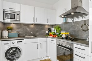 Køleskab, mikrobølgeovn, ovn, kogeplade