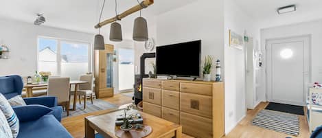 TV, fireplace