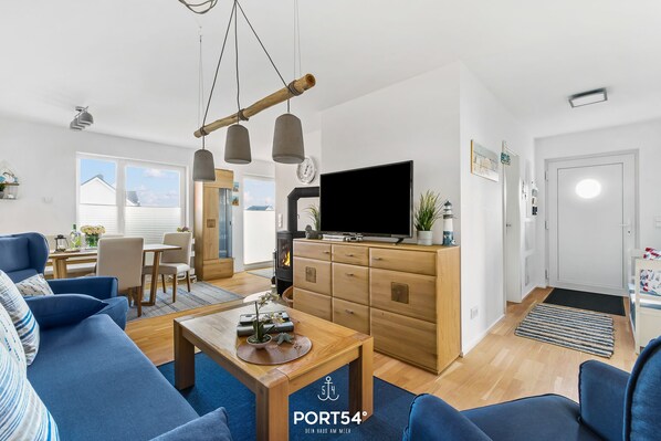 TV, fireplace - Captainslodge - Semi-detached house, whirlpool tub, fireplace, parking space (Olpenitz)