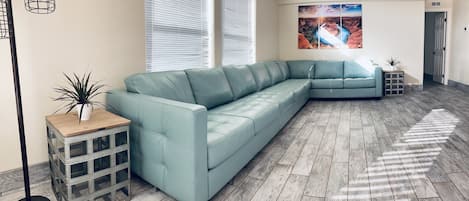 TV connectée, Netflix, lecteur de DVD, livres