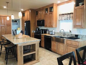 Fridge, microwave, oven, stovetop - VIEW🏜Two homes side by side🐶Pet friendly🚤boat parking~near Antelope/Horseshoe (Page)
