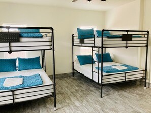 3 habitaciones, tabla de planchar con plancha y cuna de viaje