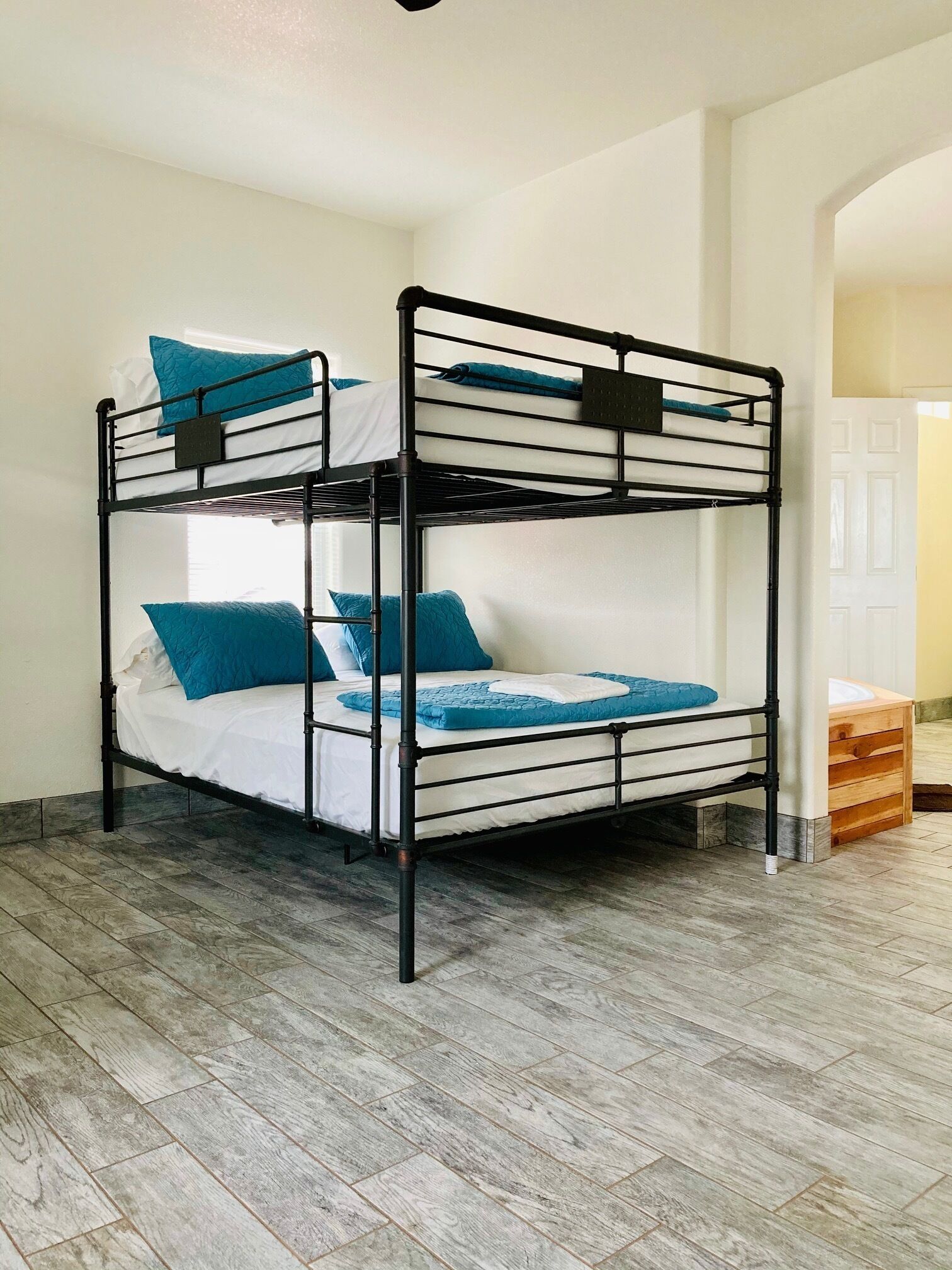 3 slaapkamers, een strijkplank/strijkijzer, gratis wifi, beddengoed