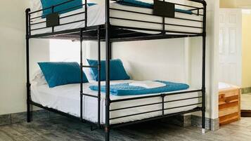 3 slaapkamers, een strijkplank/strijkijzer, gratis wifi, beddengoed