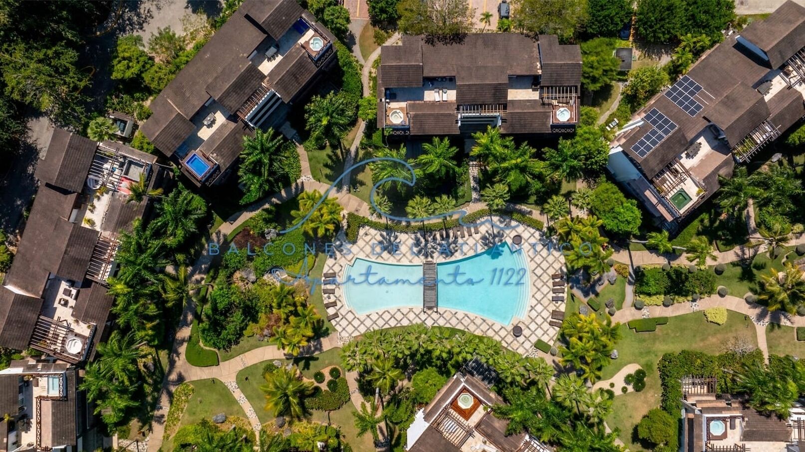 Vue aérienne d’un quartier résidentiel avec une piscine, sur laquelle on peut lire l’inscription « Balcones de la Costa Marbella 1122 ».