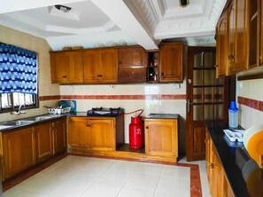 Kjøleskap, kokeplater, brødrister og kjøkkenutstyr