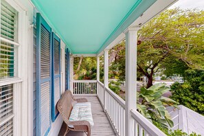 Property grounds - Classic Key West living w/ a full kitchen, balcony, & shared pool (Key West)