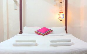 Single Room, Ensuite, City View - Mad Squad Hostel (Varanasi)
