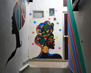 Lobby - Mad Squad Hostel (Varanasi)