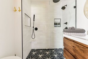 Een douche, een haardroger, handdoeken, zeep