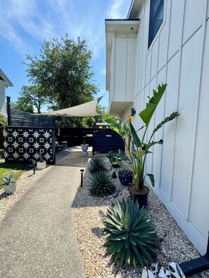 Property grounds - Pet friendly studio apartment. Minimal shedding dogs only.1 dog max.$25 pet fee (Kill Devil Hills)