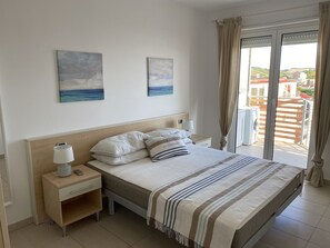 2 chambres, coffres-forts dans les chambres, fer et planche à repasser