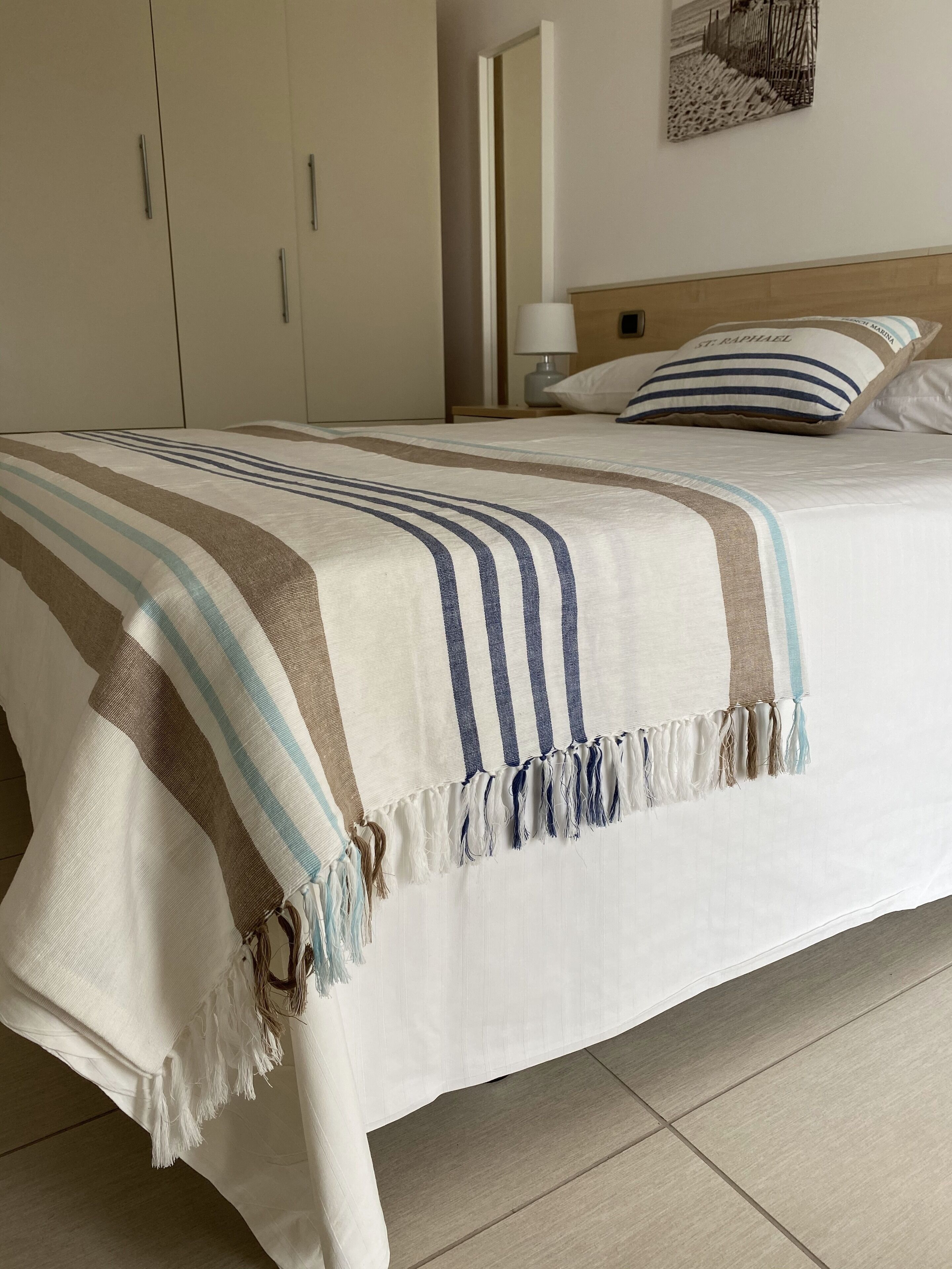 2 chambres, coffres-forts dans les chambres, fer et planche à repasser