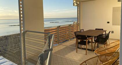 Your Seafront Terrace-25 mt from the beach-Wifi-Gas Barbecue - 5 stars