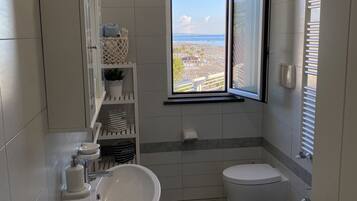 Doccia, asciugacapelli, bidet, carta igienica
