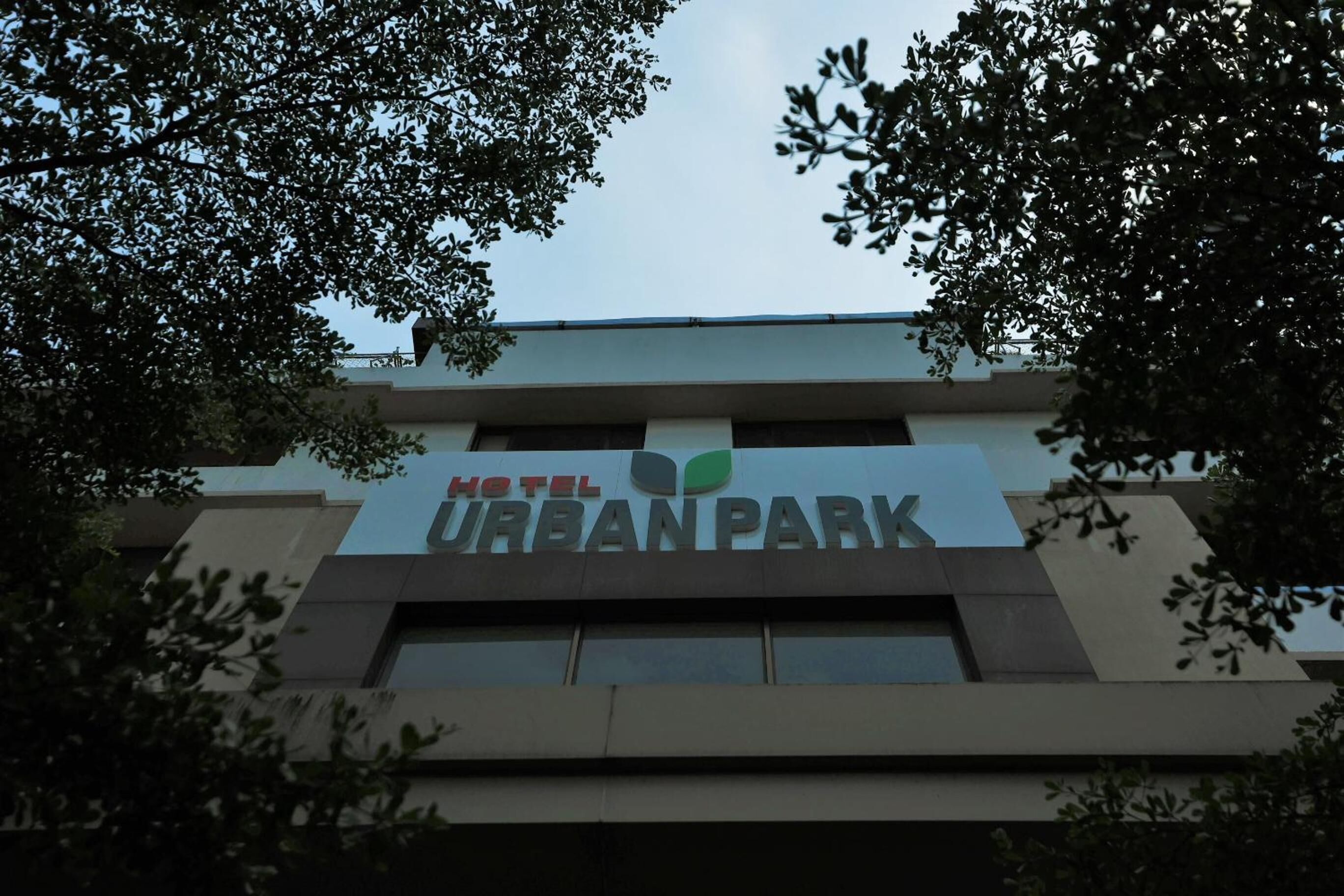 A hotel sign with the name "HOTEL URBAN PARK".