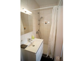 Στούντιο | Μπάνιο | Ντουζιέρα, δωρεάν προϊόντα προσωπικής περιποίησης, πιστολάκι μαλλιών