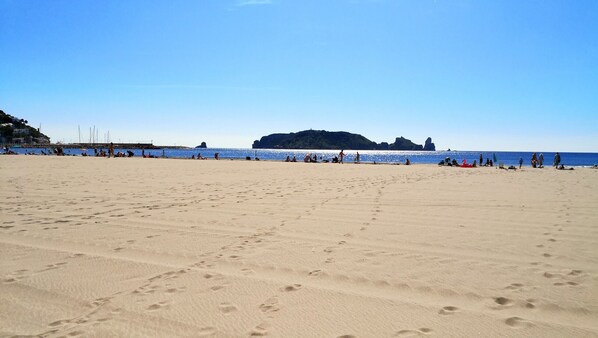 På stranden