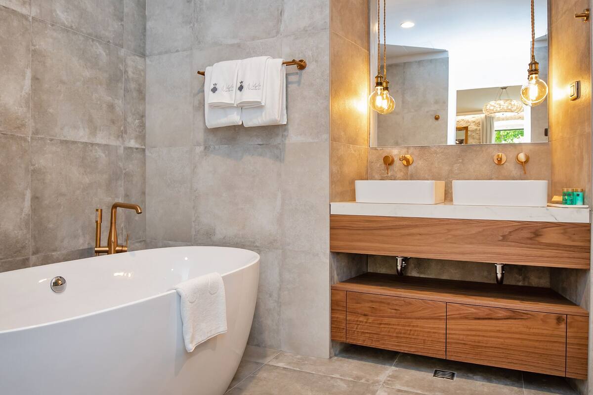 Gratis toiletartikelen, een haardroger, badjassen, pantoffels