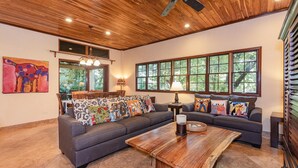 Apartment, Multiple Beds (Deluxe Apartment) | Living room