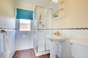Cabin | Bathroom - Stunning 3-bed Hot Tub Lodge, Northumberland (Morpeth)