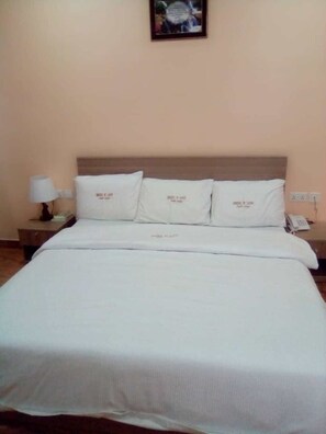 Premium bedding, laptop workspace, free WiFi - Faith Lodge (Lagos)