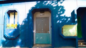 A building facade with a blue door, numbered 123, and two windows with flower boxes. - Beautiful 2BR - 12 min from Downtown (Vienna)