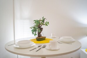 Apartment | Essbereich im Zimmer