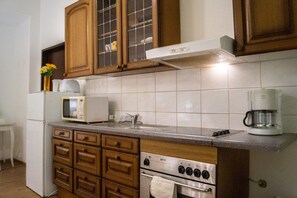 Appartement | Cuisine privée | Grand réfrigérateur, micro-ondes, four, plaque de cuisson
