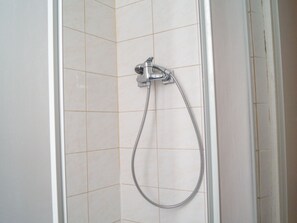 Apartment | Bathroom | Shower, towels, soap, shampoo