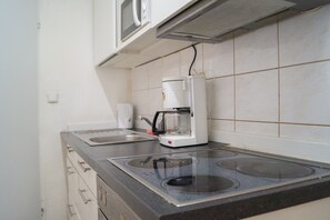 Apartamento | Cocina privada | Frigorífico grande, microondas, horno y placa de cocina