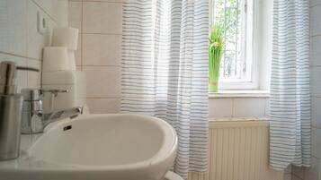 Leilighet | Bad | Dusj, håndklær, såpe og sjampo