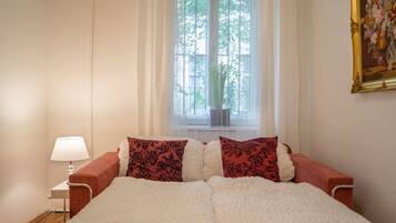 Leilighet | 2 soverom, skrivebord og sengetøy