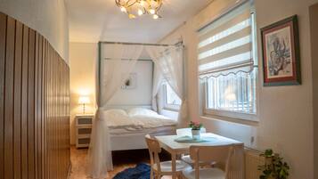 Leilighet | 2 soverom, skrivebord og sengetøy