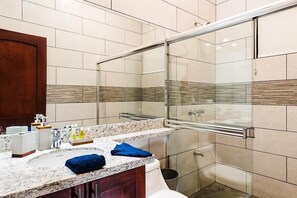 Regadera, secadora de cabello, toallas