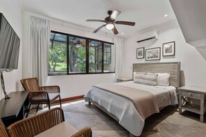 4 soverom, skrivebord, strykejern/-brett og reiseseng for barn