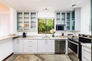 Een koelkast, een magnetron, een oven, een kookplaat