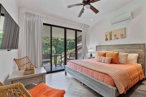 4 soverom, skrivebord, strykejern/-brett og reiseseng for barn