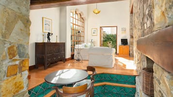 Classic House | Living area | 32-inch flat-screen TV with satellite channels, TV, Netflix