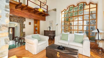 Classic House | Living area | 32-inch flat-screen TV with satellite channels, TV, Netflix