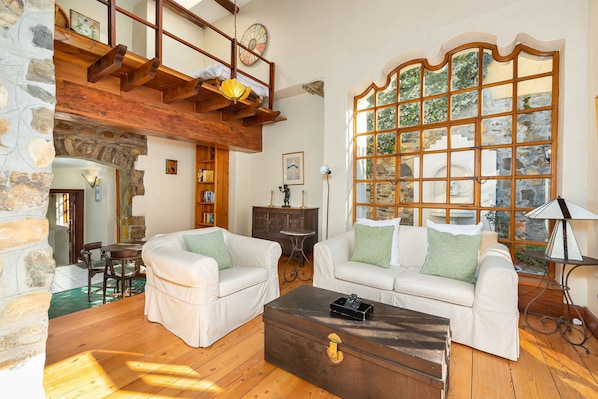 Hus Classic | Vardagsrum | 32-tums platt-tv med satellitkanaler, tv och Netflix