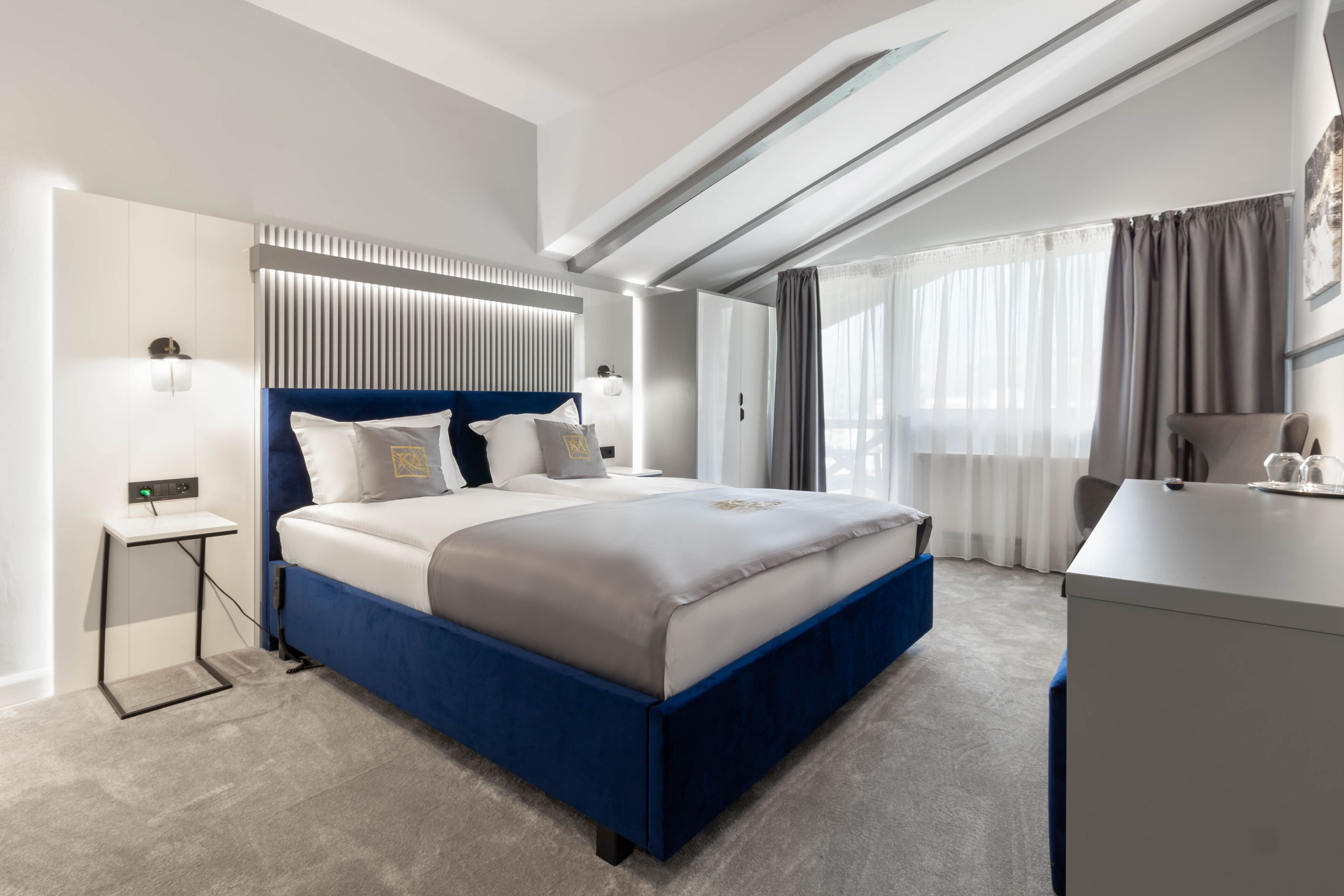 Minibar, bureau, espace de travail pour ordinateur portable