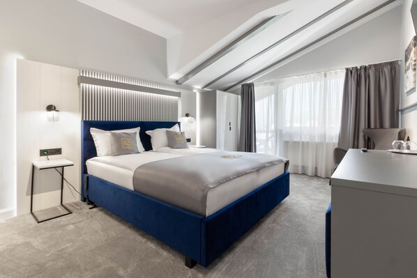 Premium Double Room | Minibar, desk, laptop workspace, blackout drapes - Kayus (Busteni)