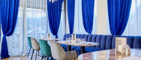 Se sirven desayunos, comidas y cenas con vista al jardín