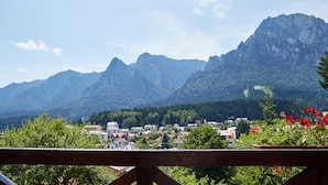 Un paysage montagneux avec une ville située dans la vallée.
