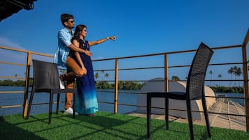 Two Bed Deluxe A/C Houseboat (AC timings- 0800PM-0800AM) | Terraço/pátio