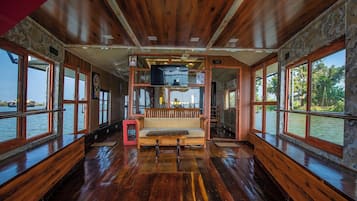 Two Bed Deluxe A/C Houseboat (AC timings- 0800PM-0800AM) | ๊ฑฐ์ค ๊ณต๊ฐ