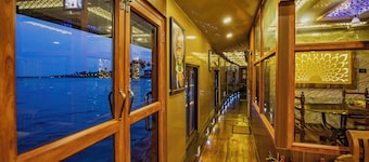 Coco HouseBoat