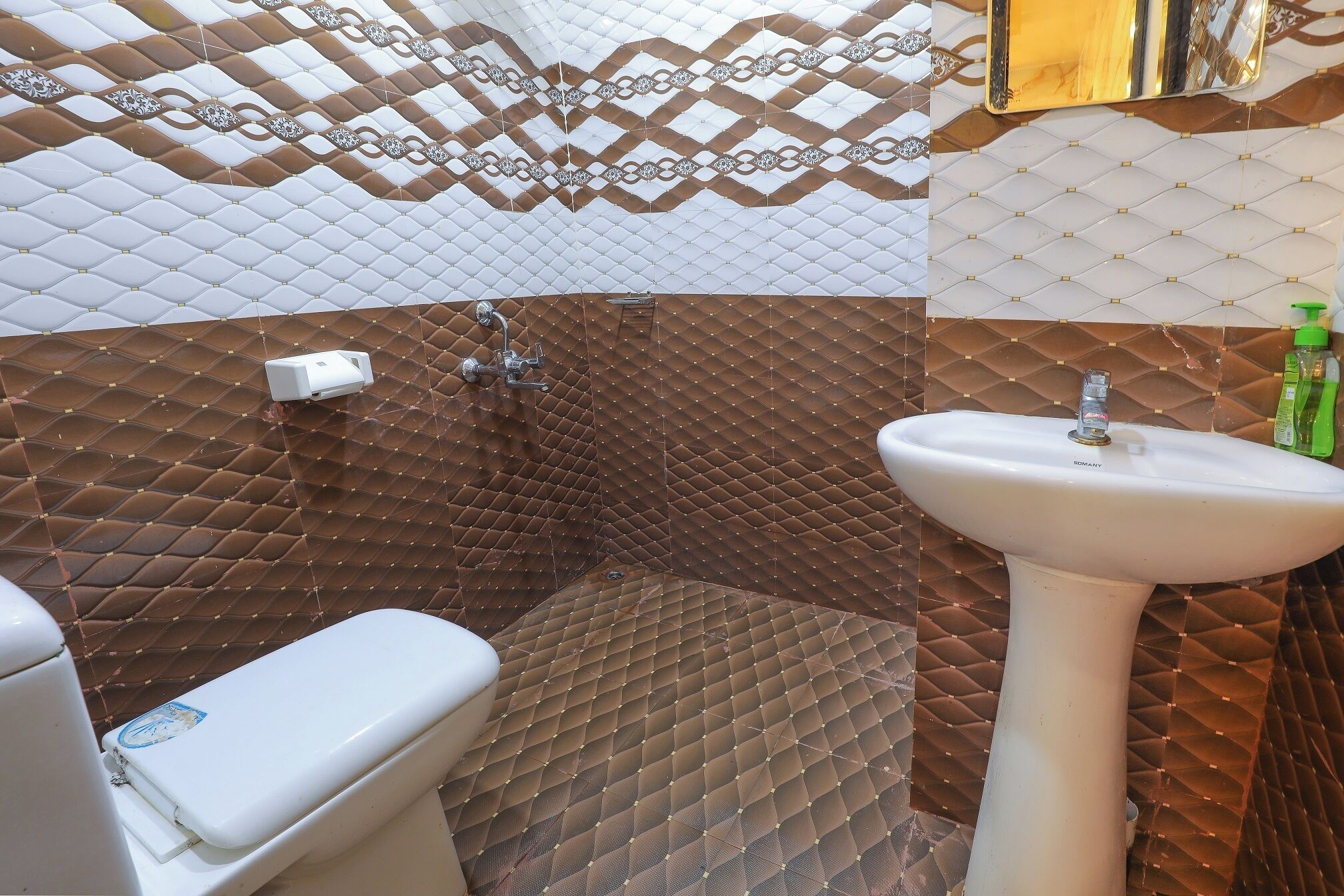 Een badkamer met toilet, wastafel en douche.