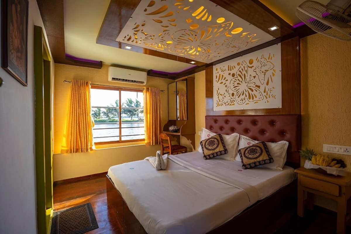 Deluxe Room  (AC timings- 0800PM-0800AM) | Premium bedding, WiFi (free), bed sheets